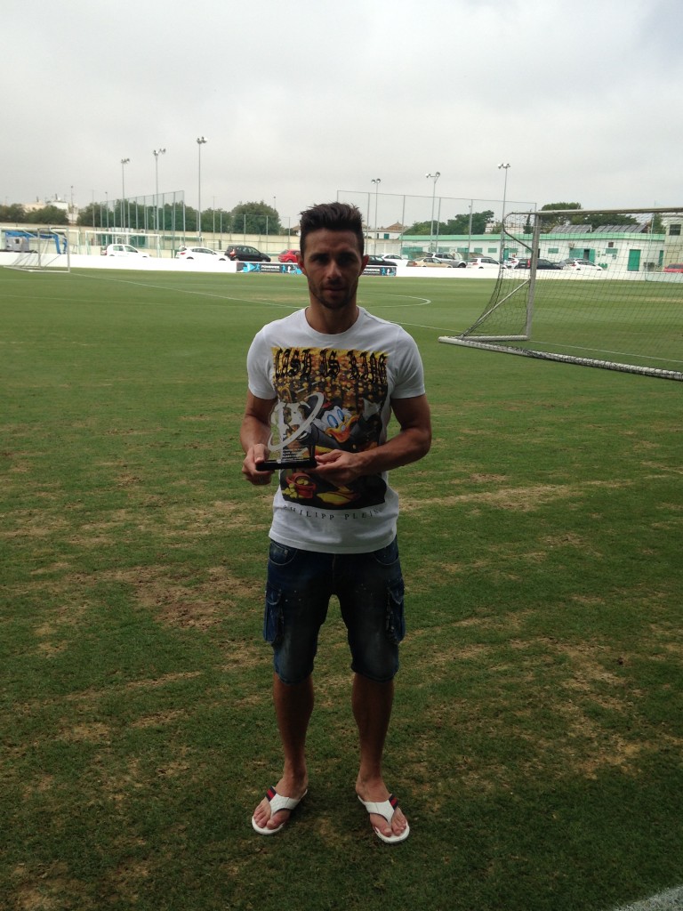 Rubén posa con el galardón de Futmondo